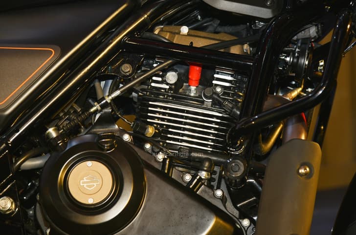 Powering this H-D is a 440cc air/oil-cooled thumper making 27hp & 38Nm.